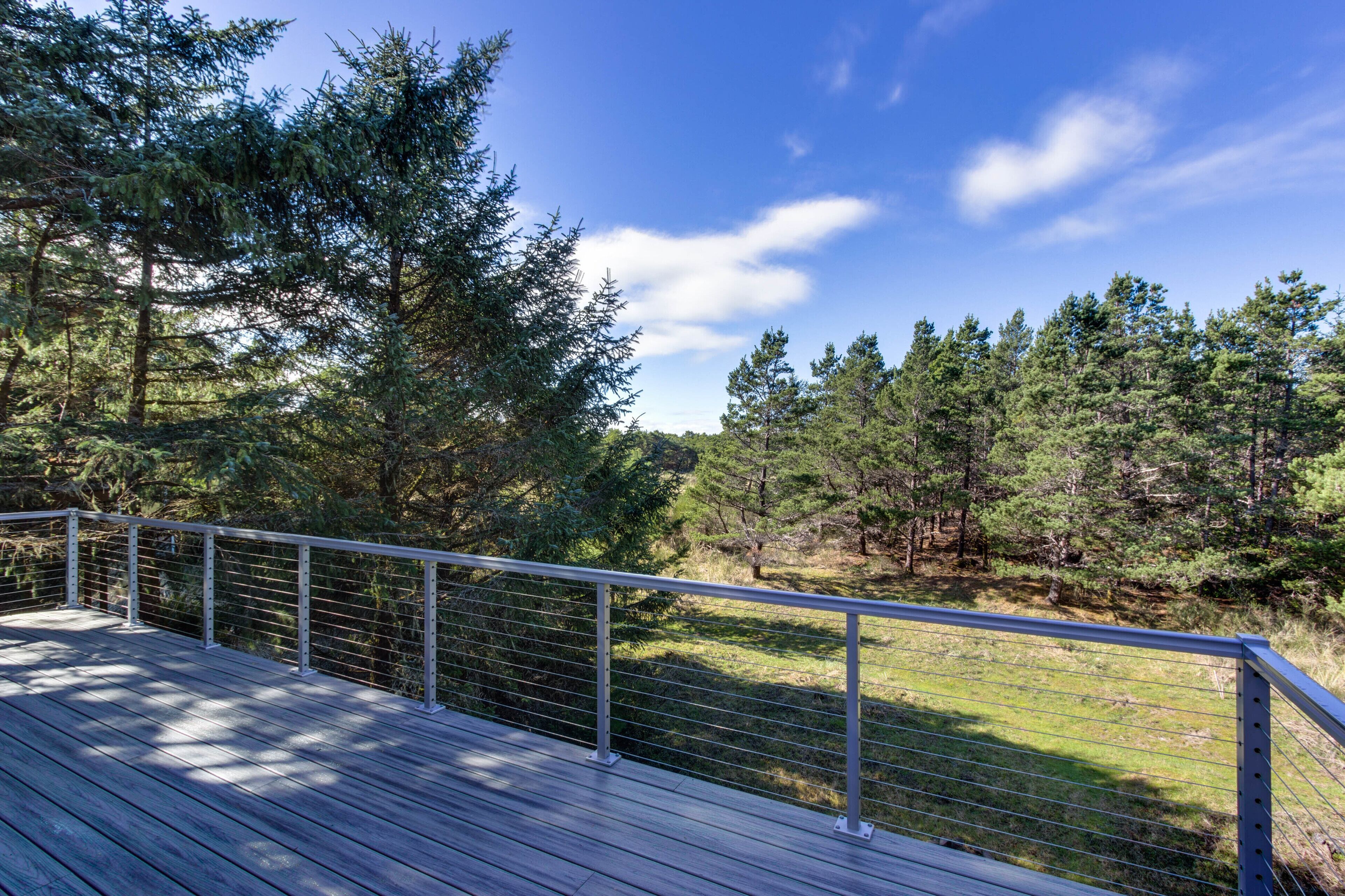 Serene home with entertainment, full kitchen & easy beach access