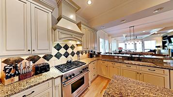 Frigorífico, microondas, horno y lavavajillas