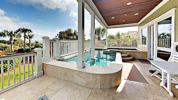 Alberca al aire libre y alberca climatizada