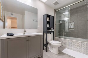 Ensemble douche/baignoire, sèche-cheveux