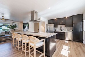 冷蔵庫、電子レンジ、オーブン、コンロ