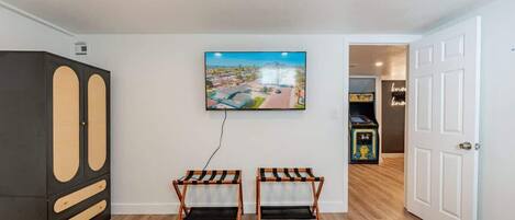 8 Schlafzimmer, Bügeleisen/Bügelbrett, Reisekinderbett, WLAN