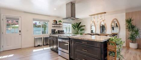 Refrigerador, microondas, horno, placa de cocina