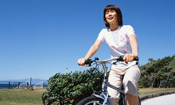 Una persona montando en bicicleta en un día despejado.