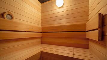 Sauna, jossa on puuseinät ja pyöreä valaisin.