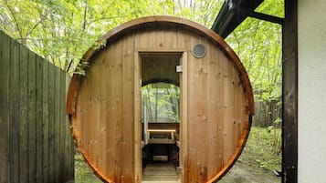 Suíte, para não fumantes, em edifício anexo (Barrel Sauna Suite) | Banheiro | Produtos de toalete grátis, secador de cabelo, chinelos, bidê
