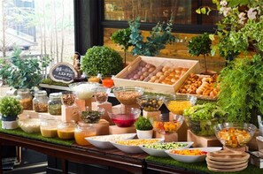 Bữa sáng buffet hàng ngày (2500 JPY/mỗi người) 