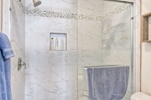 Dusche, Haartrockner, Handtücher, Toilettenpapier