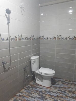 Shower, free toiletries, hair dryer, towels - Longgaeng Wang Chompoo (Pa Phayom)