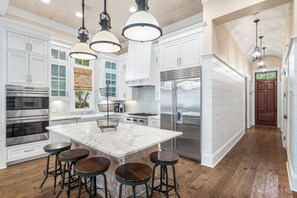 Täysikokoinen jääkaappi, mikroaaltouuni, uuni, liesi