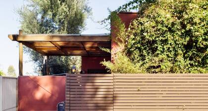 ¡Silver Lake a mediados de siglo acurrucado en las copas de los árboles!