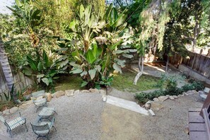 Property grounds - Silver Lake Mid-century Nestled in the Treetops (Los Angeles)