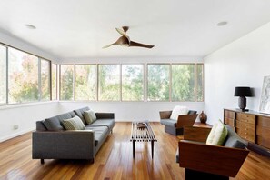 Smart TV, books, stereo, offices - Silver Lake Mid-century Nestled in the Treetops (Los Angeles)