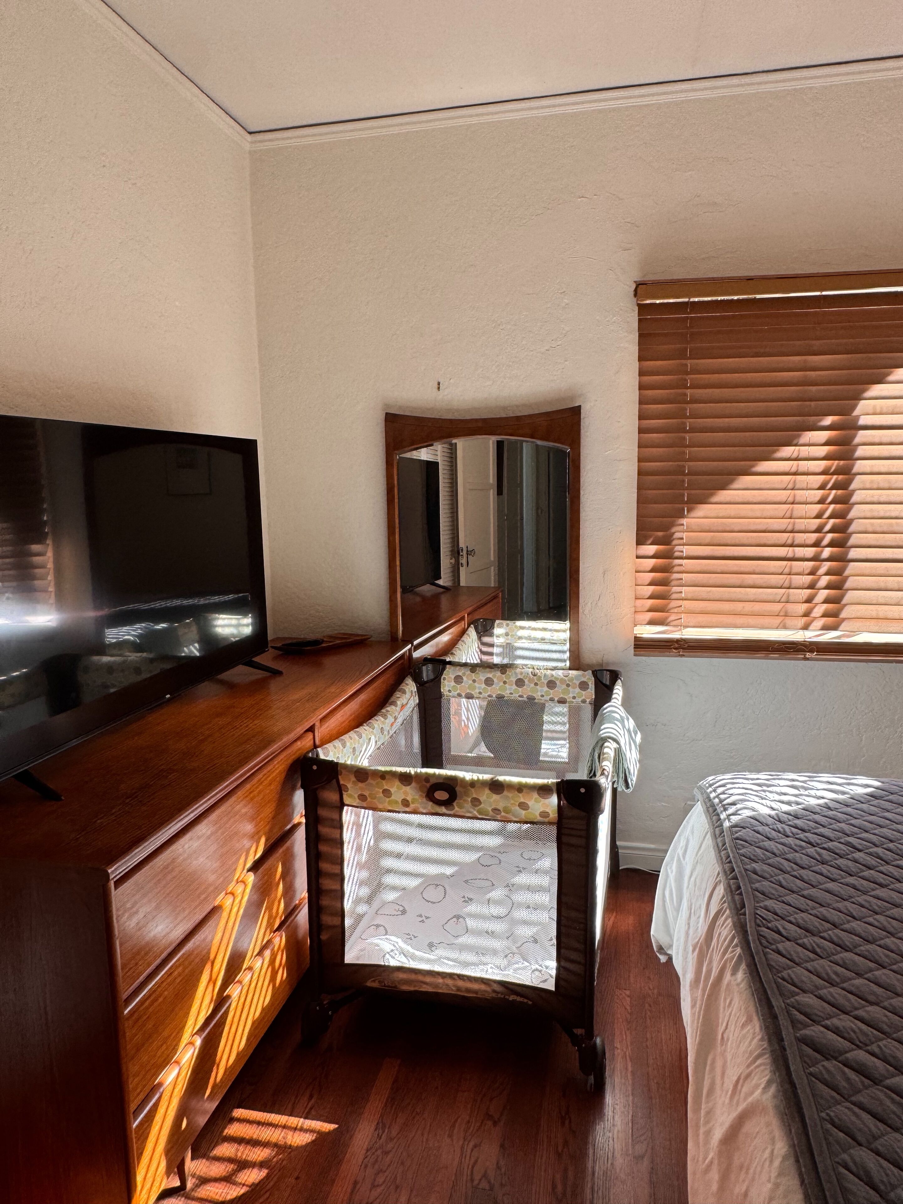 2 bedrooms, hypo-allergenic bedding, memory foam beds, desk