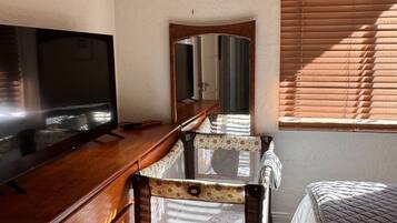 2 bedrooms, hypo-allergenic bedding, memory foam beds, desk