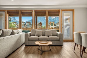 Smart TV, chimenea y libros 