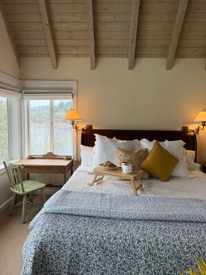 7 bedrooms, desk, iron/ironing board, travel cot - Lakefront Cabin Getaway with Panoramic views of Lake Arrowhead- Dock Access! (Lake Arrowhead)