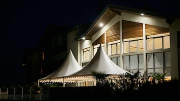 Fassade der Unterkunft – Abend/Nacht