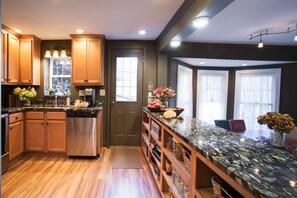 冷蔵庫、電子レンジ、オーブン、コンロ