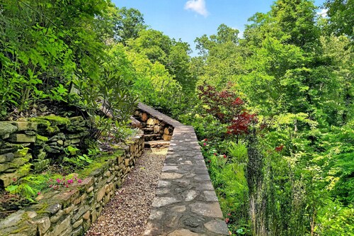 Laughing Waters Lodge | 6 Bedrooms | Pet Friendly