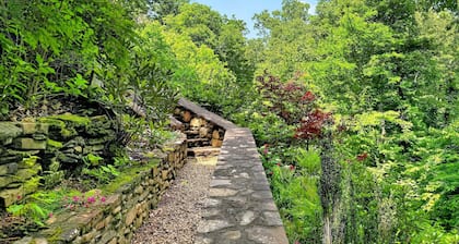 Laughing Waters Lodge | 6 Bedrooms | Pet Friendly