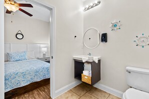 シャワー付き浴槽、タオル、石鹸、トイレットペーパー