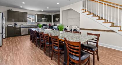 Edullinen suuri uusi loma-asunto biljardi / yksityinen uima-allas / kylpylä nukkuu 36 hengelle