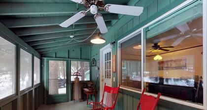 Cozy cabin near river, tubing, skiing, fishing - breathtaking location