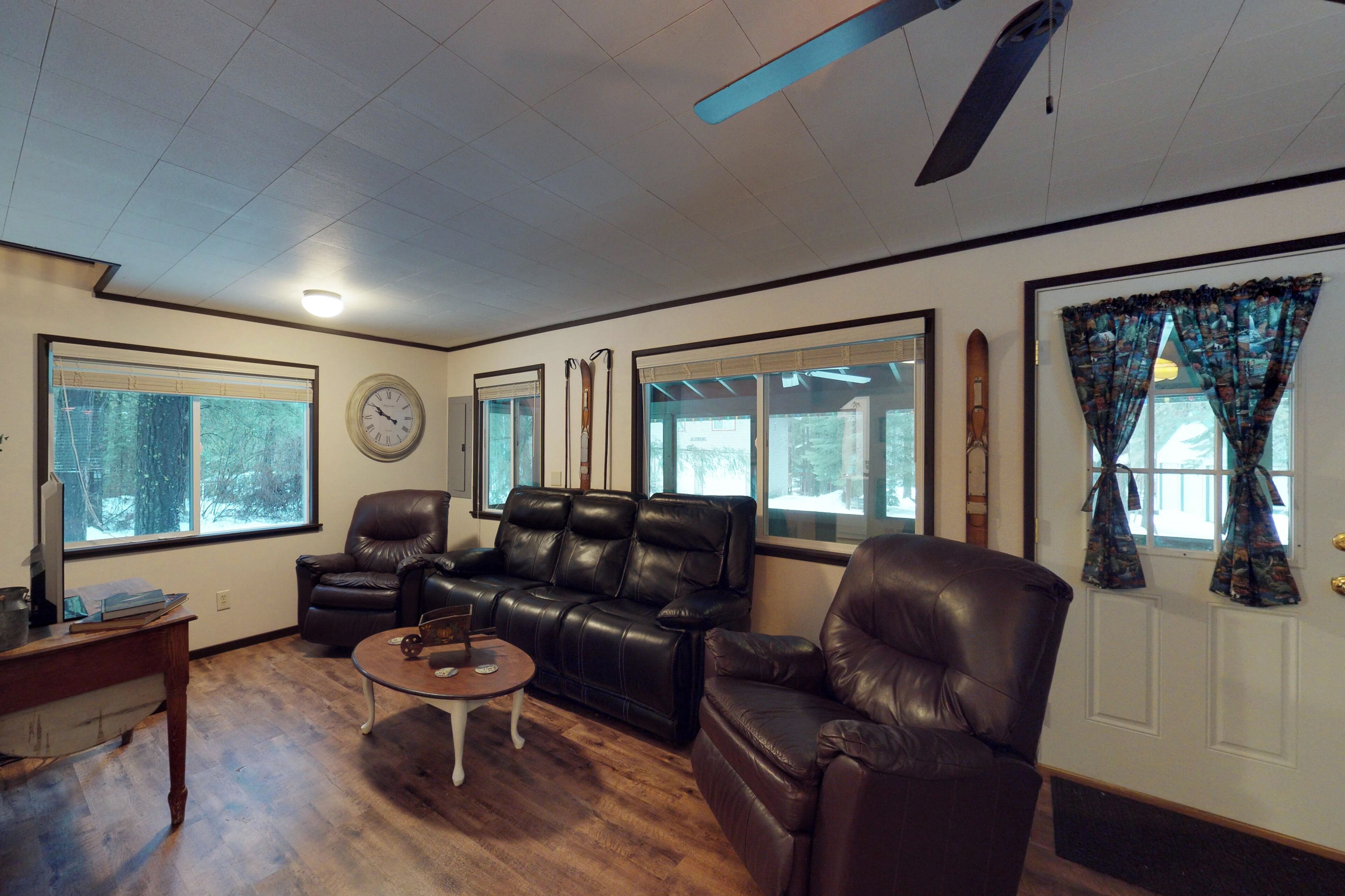 電視、壁爐、DVD 播放機、書籍