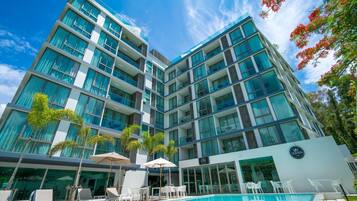 Outdoor pool, sun loungers