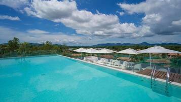 Piscine extérieure, chaises longues