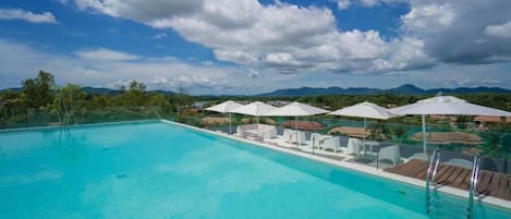 Utomhuspool och solstolar