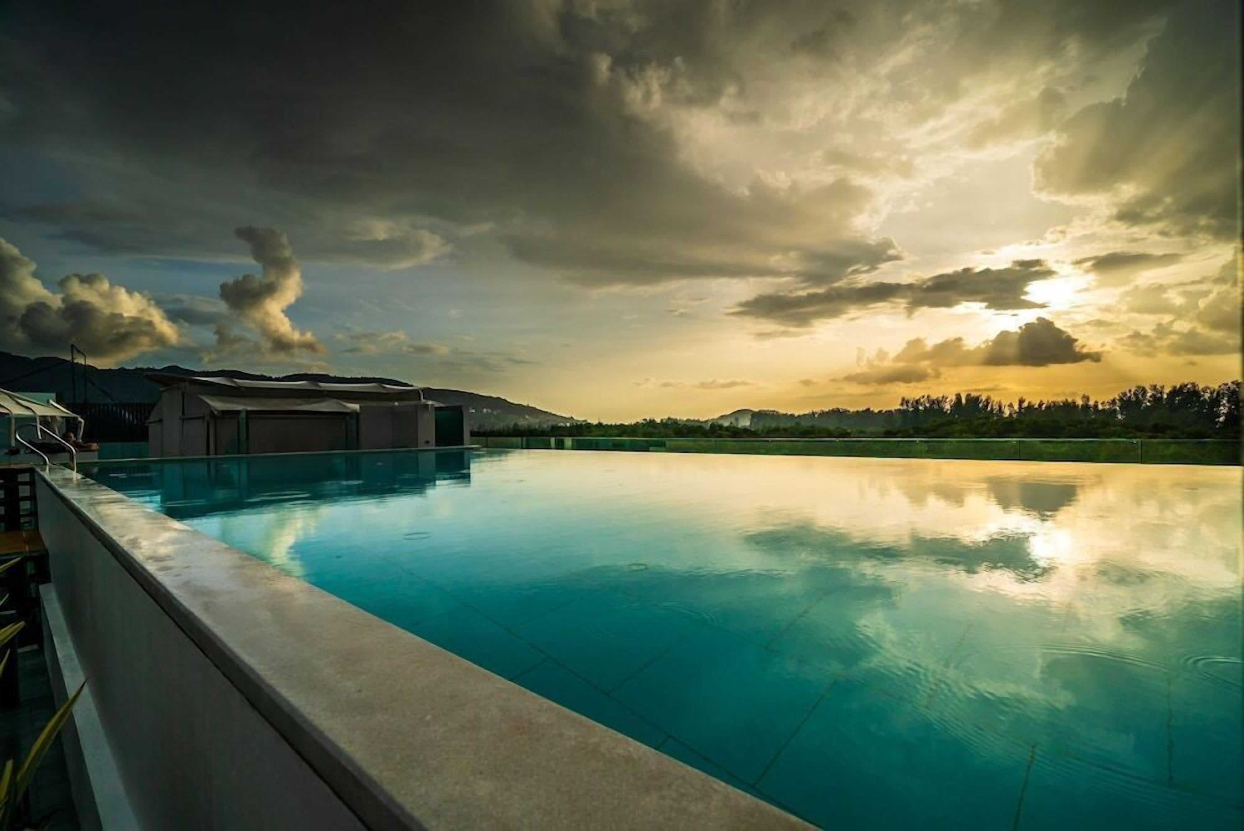 Outdoor pool, sun loungers