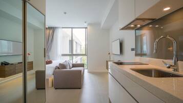 Een koelkast met diepvriezer, een microgolfoven, een kookplaat