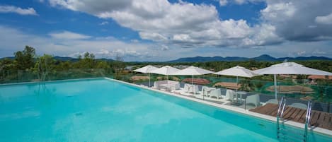 Outdoor pool, pool loungers