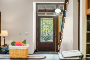 Interior - Architectural gem, hot tub 1.5 miles from Nashville. (Nashville)