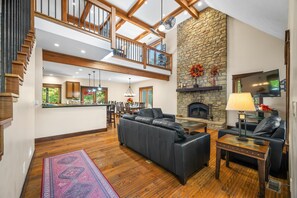 Smart TV, fireplace, DVD player, table tennis - Architectural gem, hot tub 1.5 miles from Nashville. (Nashville)