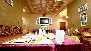 Televisión de pantalla plana, chimenea, piso con calefacción