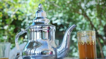 Aperto a colazione, pranzo e cena, cucina locale