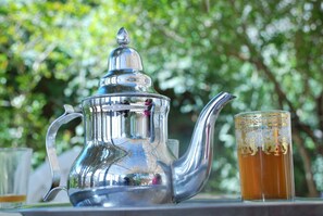Phục vụ bữa sáng, bữa trưa và bữa tối 