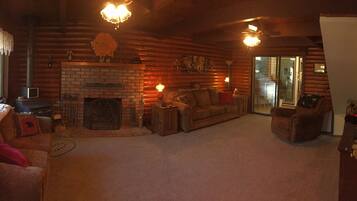 Flat-screen TV, fireplace, DVD player, books