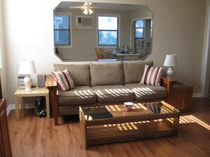 Flachbildfernseher, DVD-Player, Stereoanlage