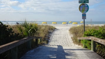 Une promenade en bois mène aux parasols de plage situés sur la 68e avenue.