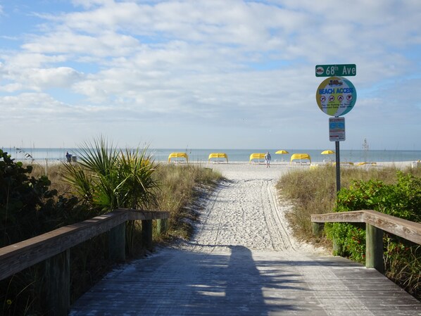 Plage à proximité, chaises longues