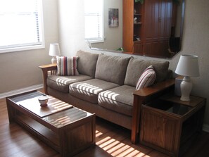 Télévision à écran plat, lecteur de DVD, chaîne hi-fi