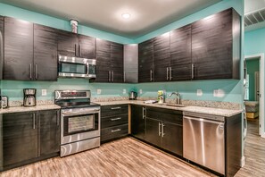 Fridge, microwave, oven, stovetop - 8bds/8bhs,Pool, Close to Attractions 450 ft to the beach 4 NT MIN in Summer 2024 (Myrtle Beach)