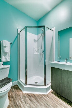 Dusche, Handtücher, Toilettenpapier