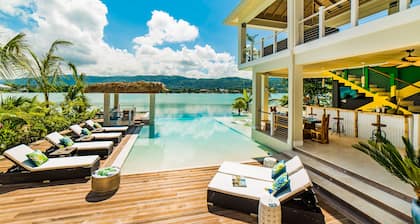 NOUVELLE VILLA DE LUXE EN BORD DE MER MODERNE, PISCINE INFINITY, PERSONNEL COMPLET, CHEF, BUTLER