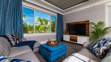 Smart-tv, tv-spel, ett bordtennisbord och böcker