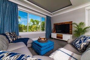 Smart TV, video games, ping pong, books - 5 BDR LUX MODERN BEACHFRONT VILLA PRIVATE INFINITY POOL & OCEAN VIEWS STAFF (Montego Bay)